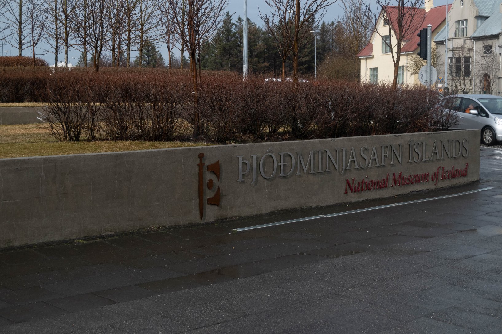 Inscriptions et logo en métal du musée national d'Islande