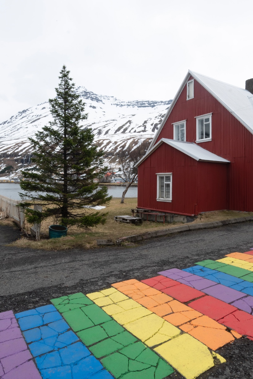 Une maison typique coloré et le chemin arc-en-ciel de Seyðisfjörður