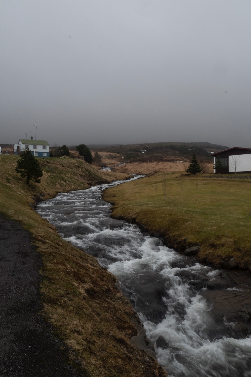 Une rivière traversant Stöðvarfjörður