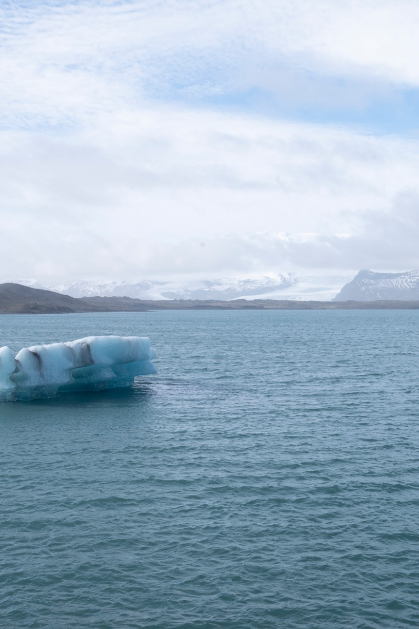 Iceberg dans la lagune de Jökulsárlón et Fjallsárlón en fond