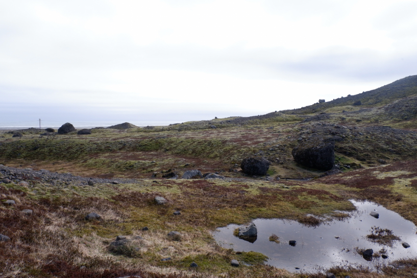 Flaque d'eau dans le paysage à Kvíárjökull