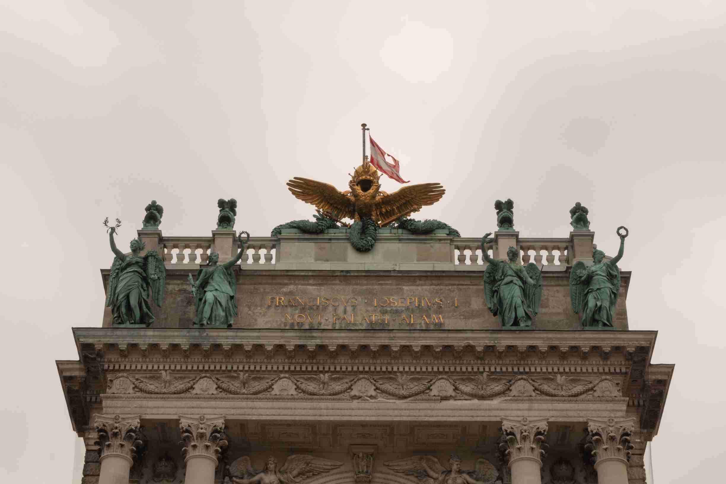 Le sommet de la Neue Burg avec l'aigle à deux têtes et la couronne impériale