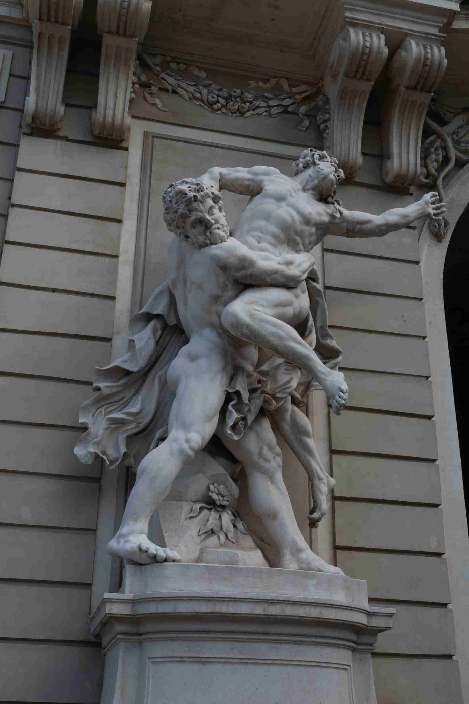 Statue de deux hommes accolés au Michaelertrakt