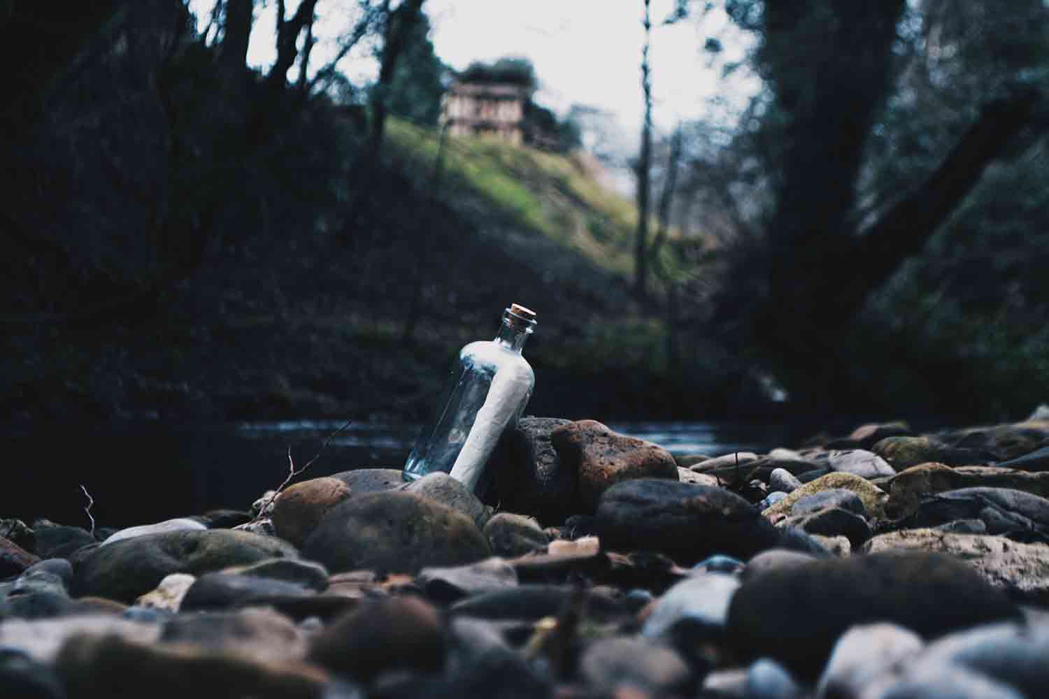 Une bouteille dans une rivière
