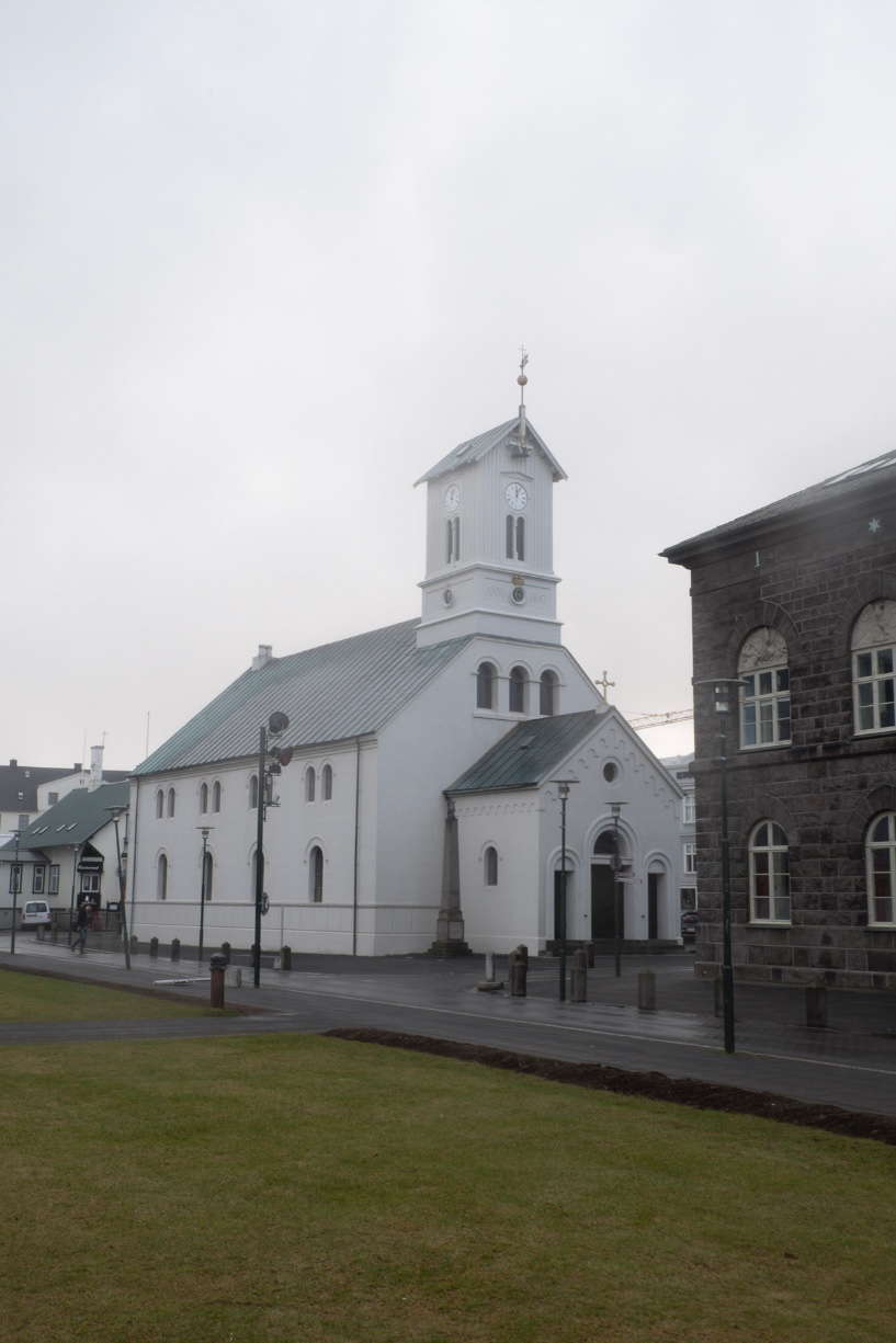 L'église luthérienne de Reykjavik depuis Austurvöllur