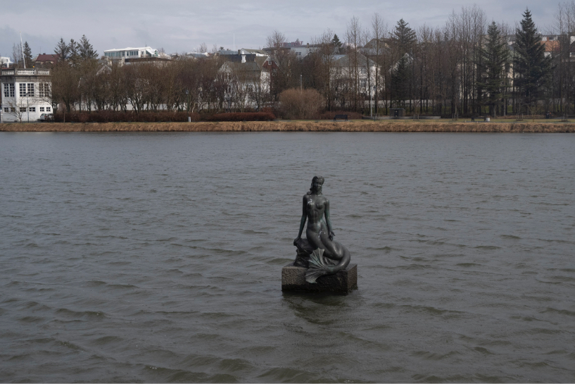 Statue d'une sirène réalisé par Nína Sæmundsson dans le lac Tjörnin