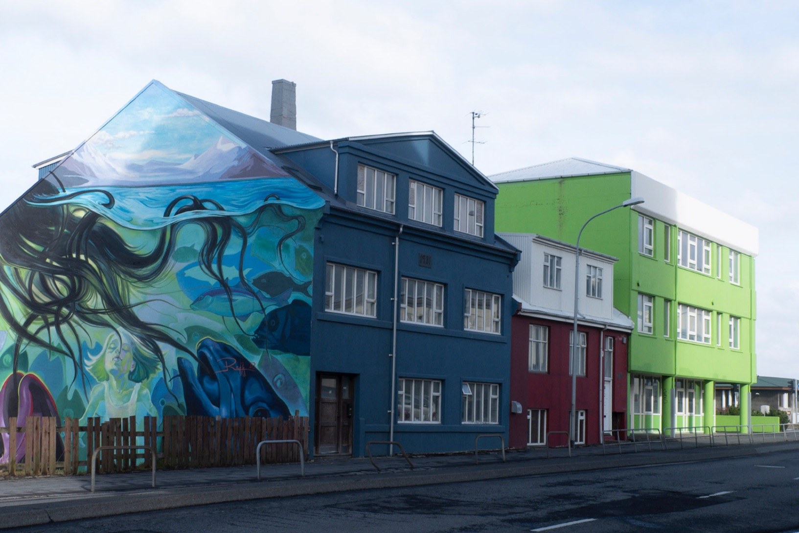 Street Art à Reykjavik avec un énorme graffiti sur des Bâtiments colorés