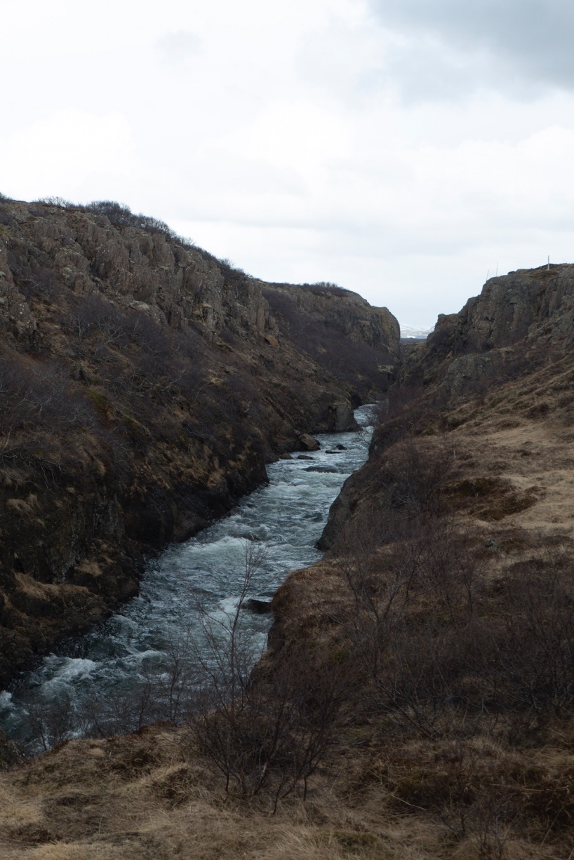 Rivière traversant le paysage de Haugar