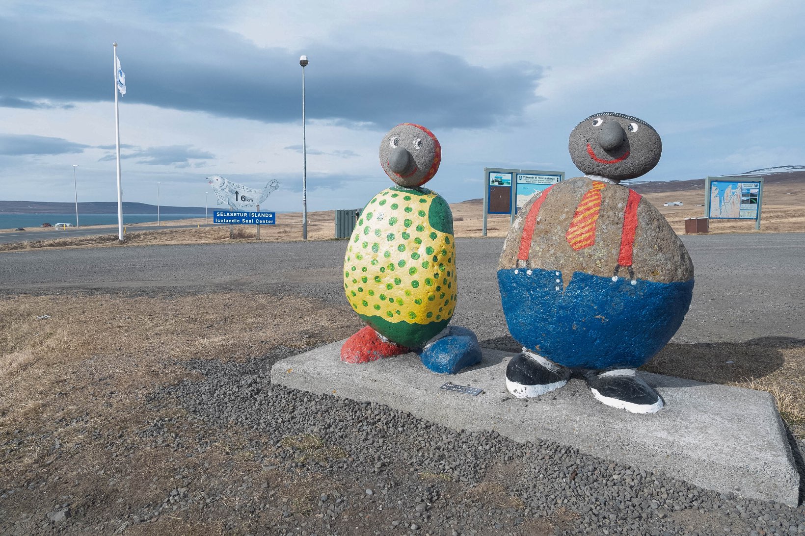 Statues de pierre près de Miðfjörður