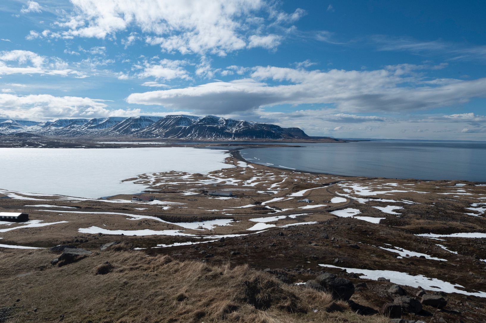 Le lac gelée de Miklavatn