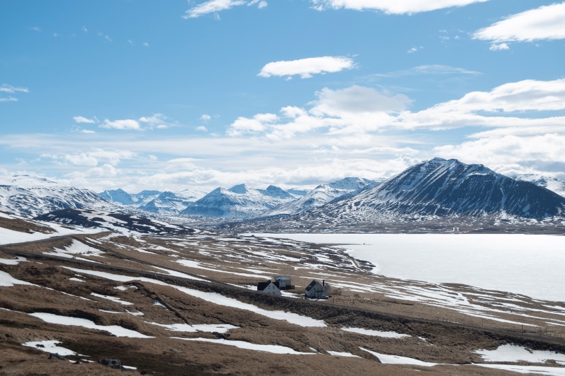 Le lac gelée de Miklavatn face aux montagnes