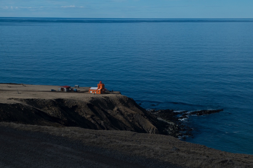 Le phare de Sauðanes face à l'océan Atlantique