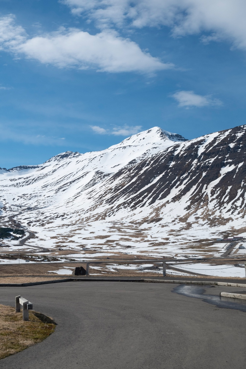 Montagnes près de la ville de Siglufjörður