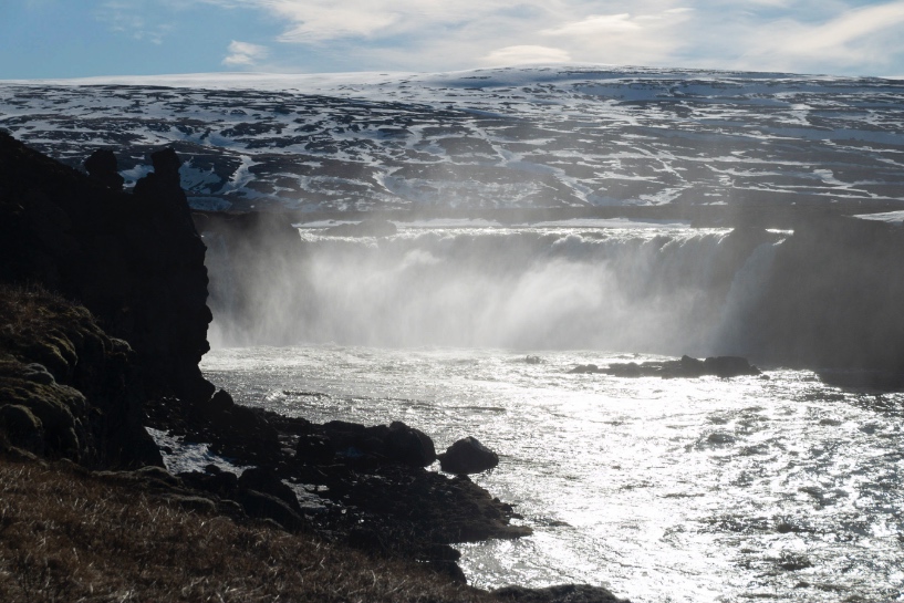 Vue de face sur les chutes d’eau de Goðafoss