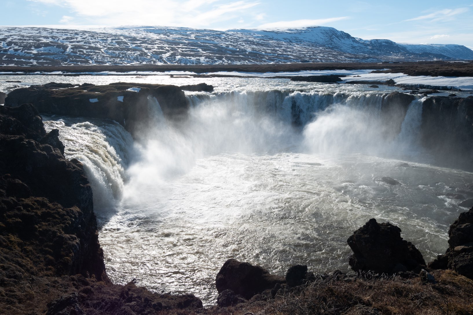Vue de haut sur les chutes d’eau de Goðafoss