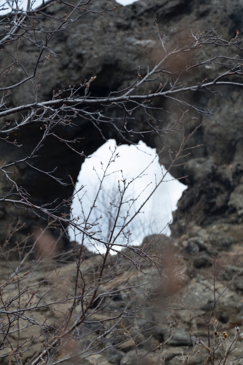 The hole, un trou dans un rocher à Dimmuborgir