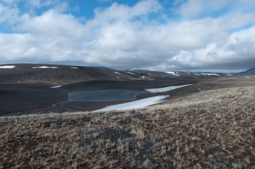 Petit lac et paysage désertique islandais