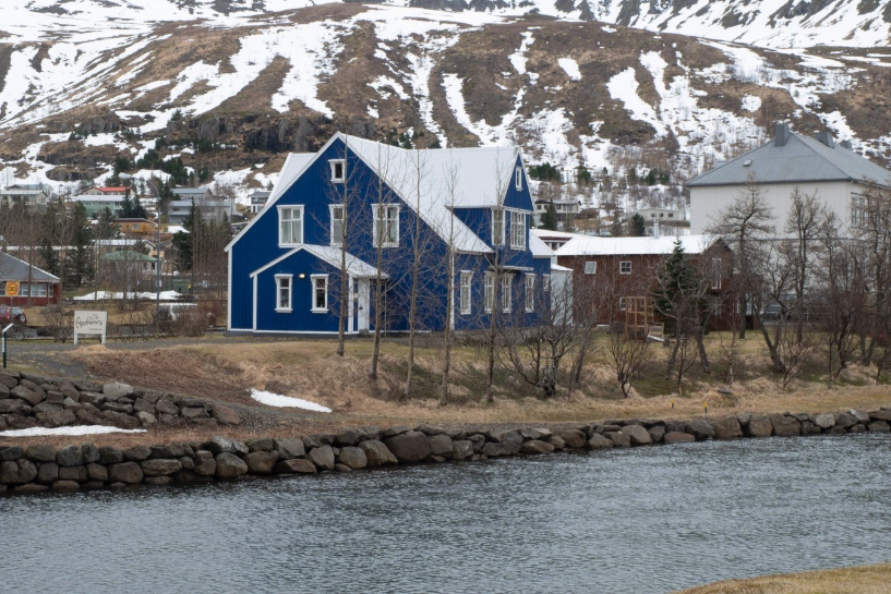 Une maison typique coloré à Seyðisfjörður