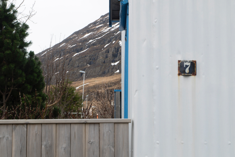 Le numéro 7 sur une maison à Seyðisfjörður