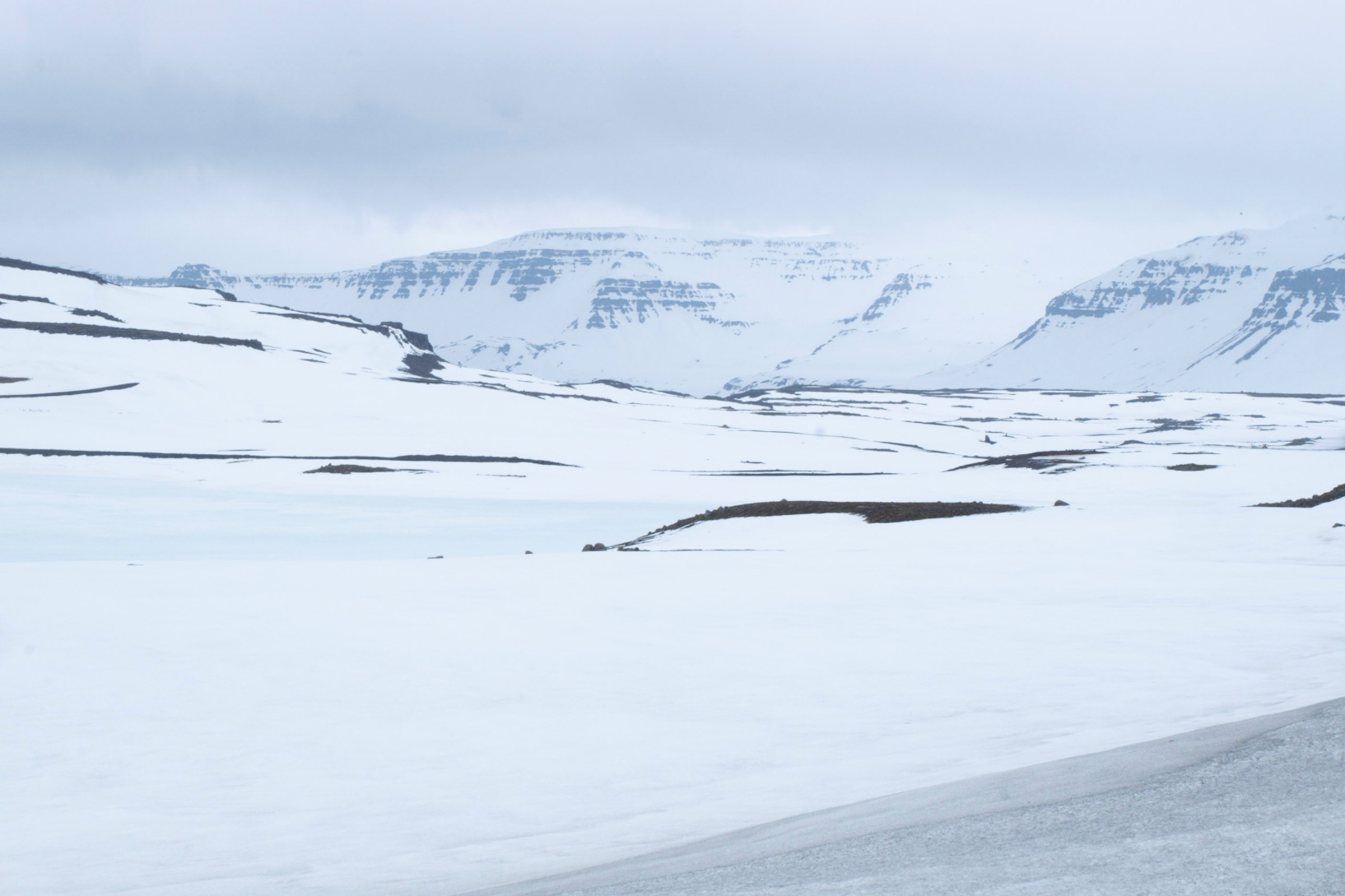 Montagnes enneigées sur la route 93 vers Seyðisfjörður
