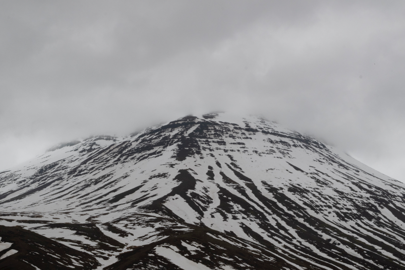 Sommet d'une des montagnes enneigées sur la route 1 vers Fjarðabyggð