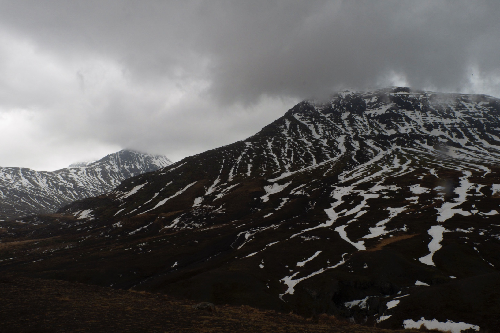 Montagne enneigée sur la route 1 vers Fjarðabyggð