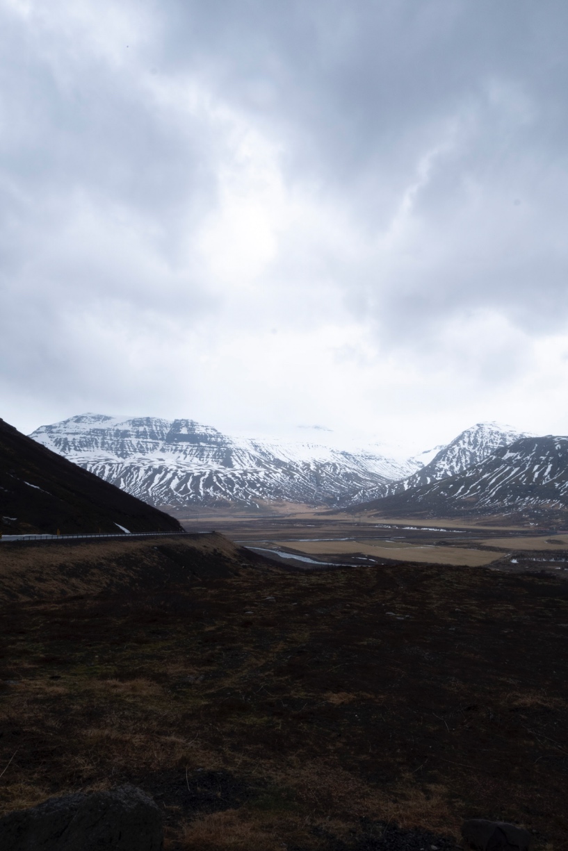 Montagnes enneigées sur la route 1 vers Fjarðabyggð
