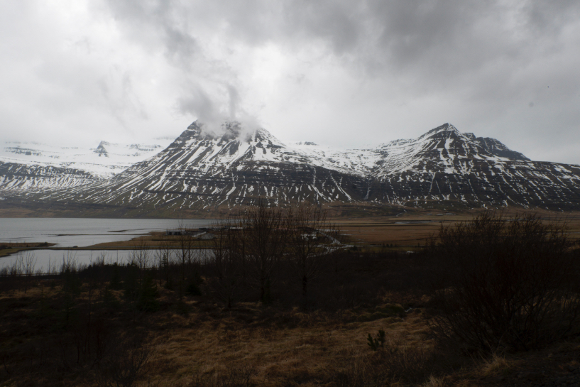 Montagnes enneigées face à Fjarðabyggð