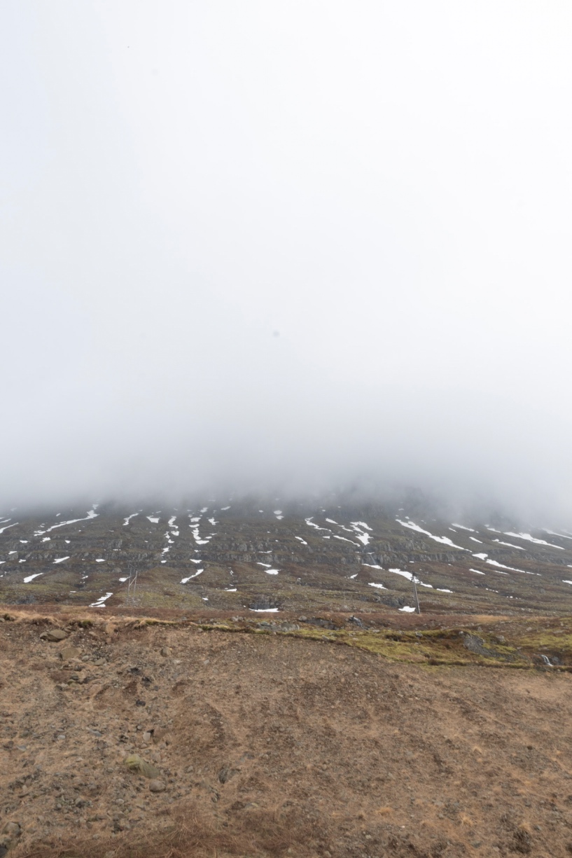 Montagne embrumée près de la réserve naturelle d'Hólmanes