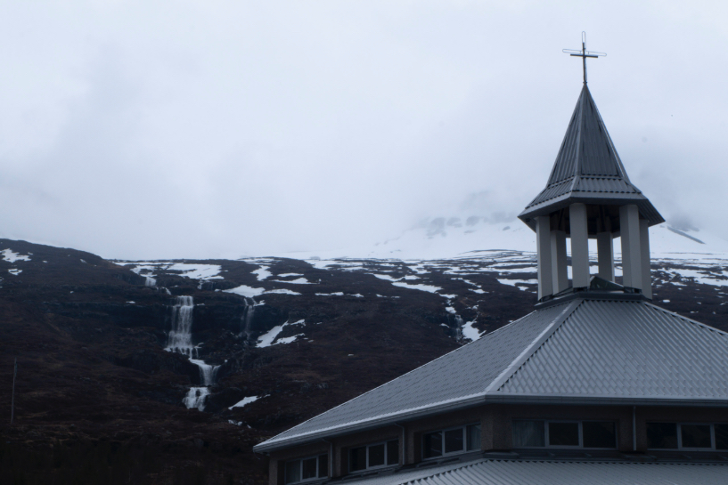 Kirkjumiðstöð eskifjarðar, l'église d'Eskifjörður devant La chute d'eau Bleiksárfoss