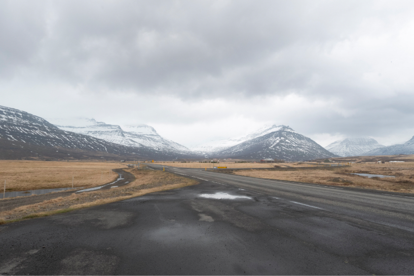 Montagnes enneigées sur la route 1 près de Fjarðabyggð