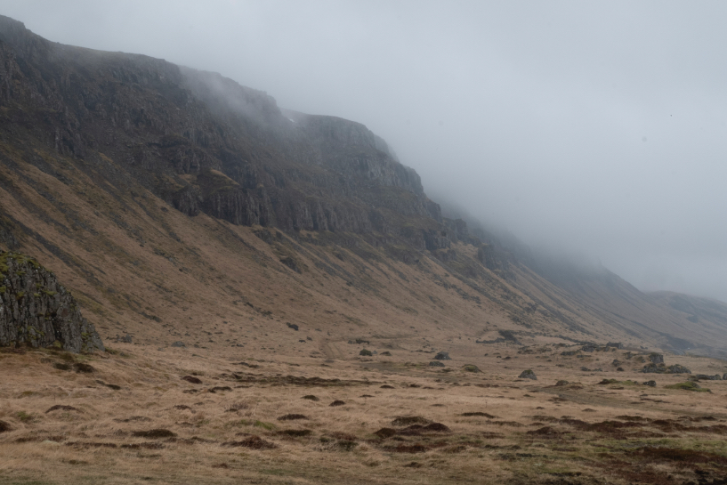 Montagne rocheuse et embrumée près de Saxa Sea Geysir