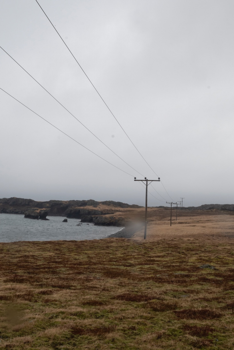 Des cables électriques le long de l'océan Atlantique