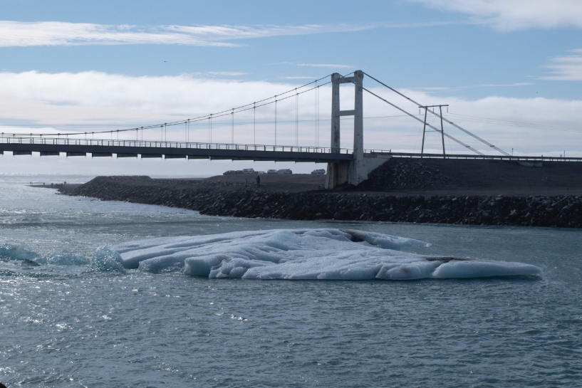 Pont traversant la lagune de Jökulsárlón avec un iceberg
