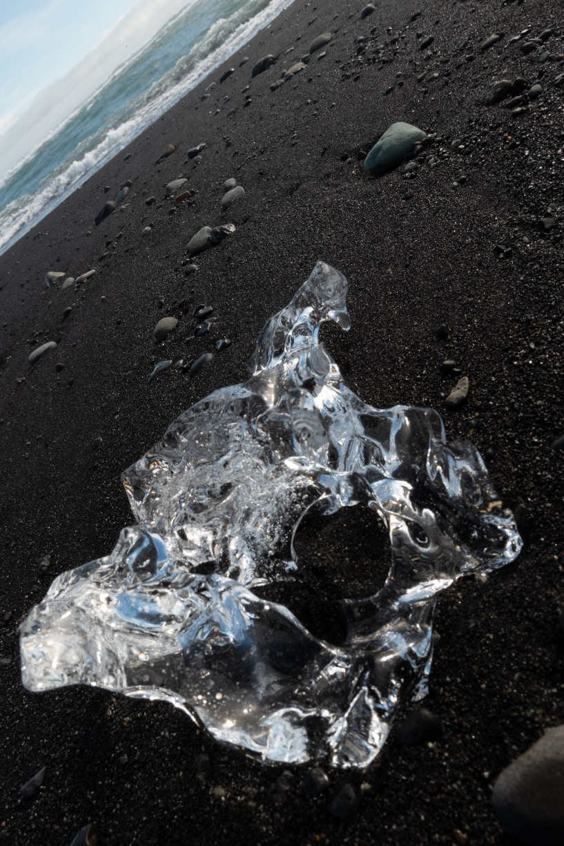 Petit morceau de glace échoué sur la plage de sable noir de Diamond Beach