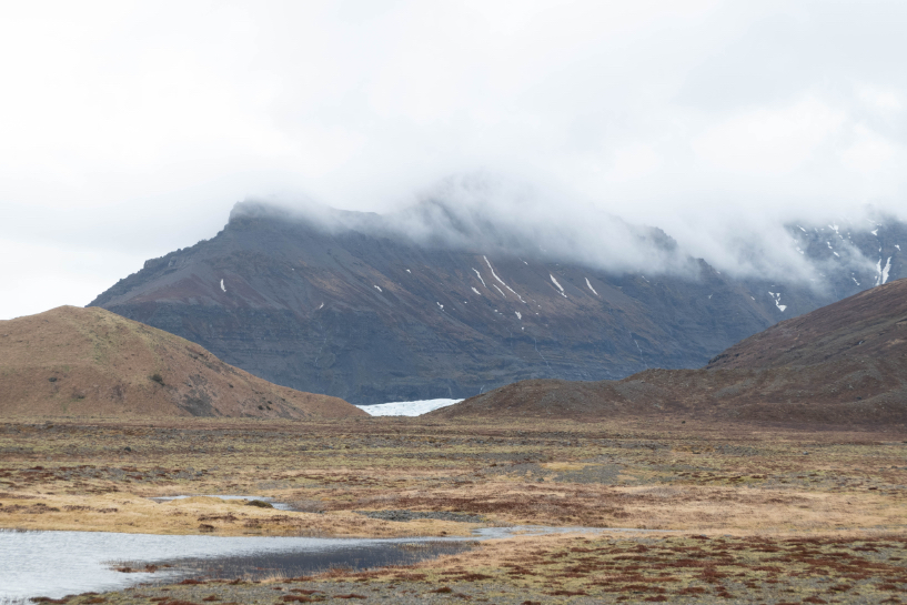 Montagnes et petite apparition du glacier Svinafellsjokull