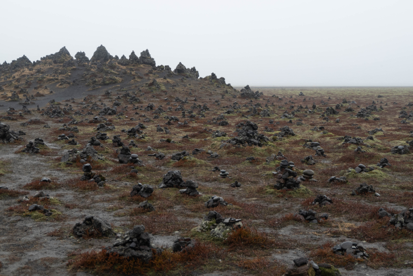 Paysage rempli de petits cairns à Laufskálavarða