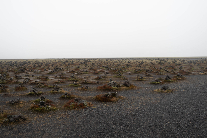 Chemin à travers les cairns à Laufskálavarða