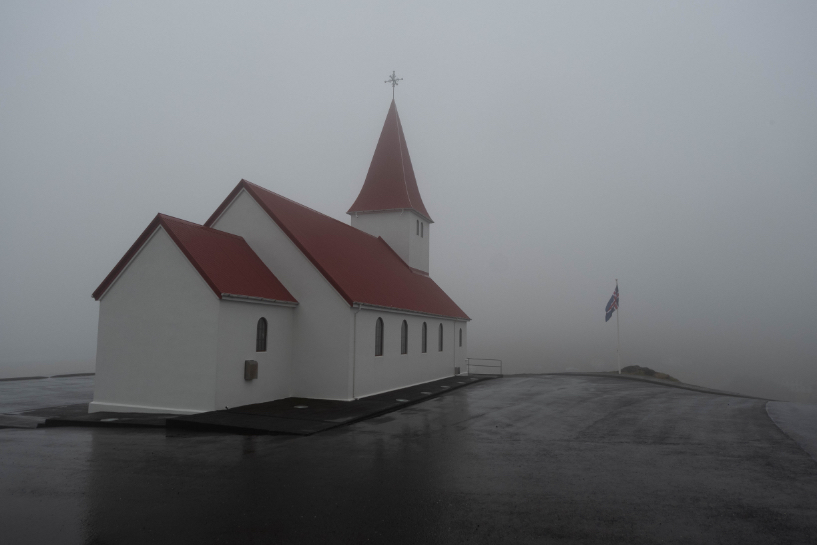 Víkurkirkja, l'église de Vík í Mýrdal vu de derrière