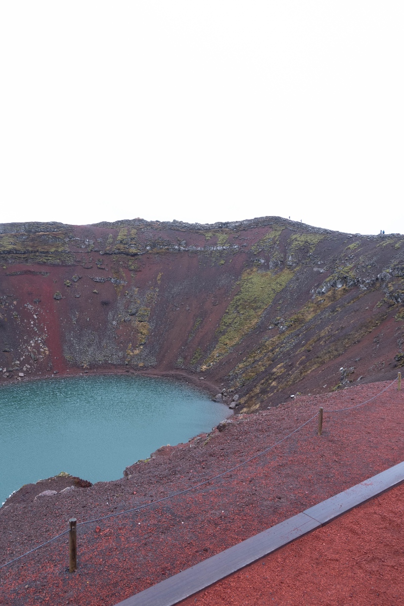 Le cratère de Kerið et son lac à l'intérieur