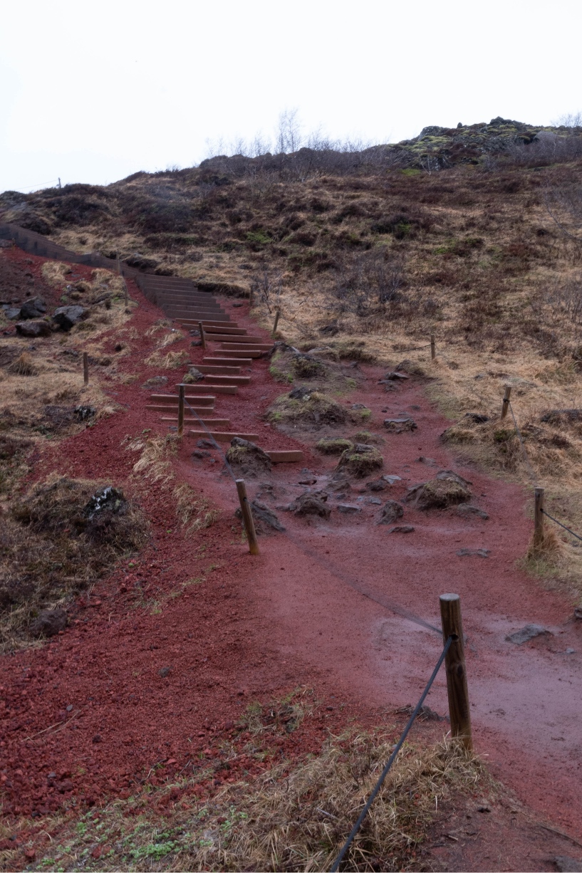 Chemin pour descendre dans le cratère de Kerið
