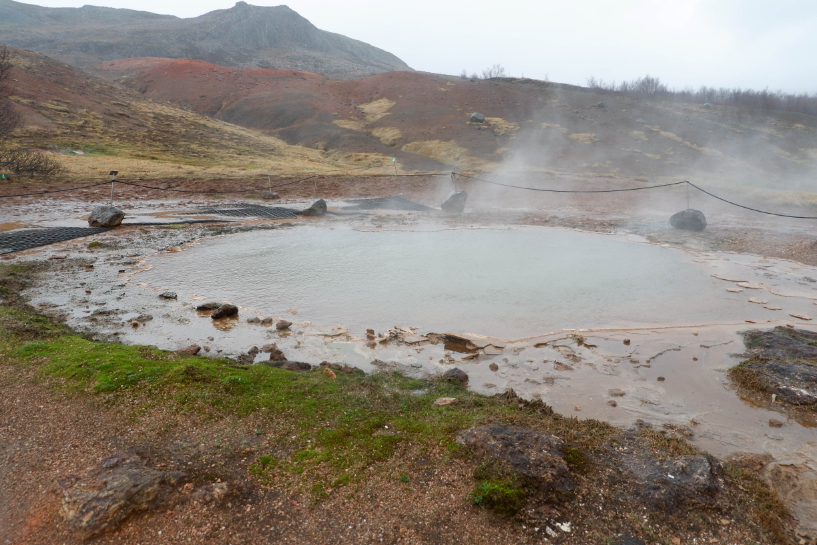 Le geyser Blesi sur le site géothermique de Geysir