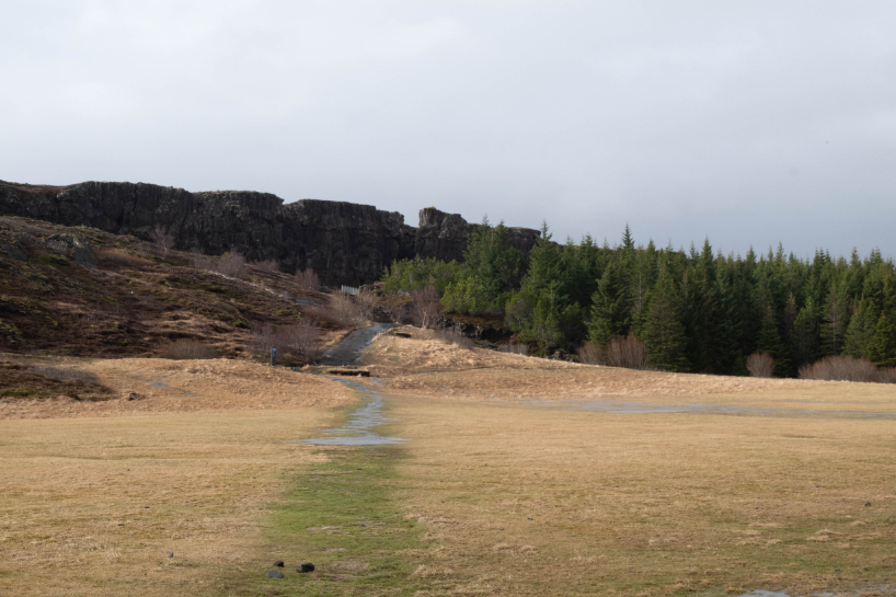 Chemins sur le site de Þingvellir menant à la chute d'eau d'Öxarárfoss
