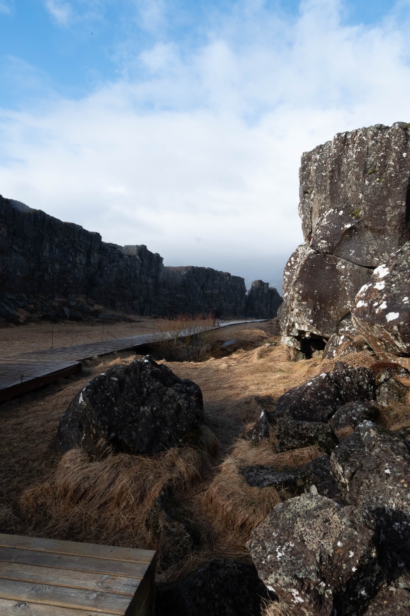 Pontons en bois menant à la chute d'eau d'Öxarárfoss sur le site de Þingvellir