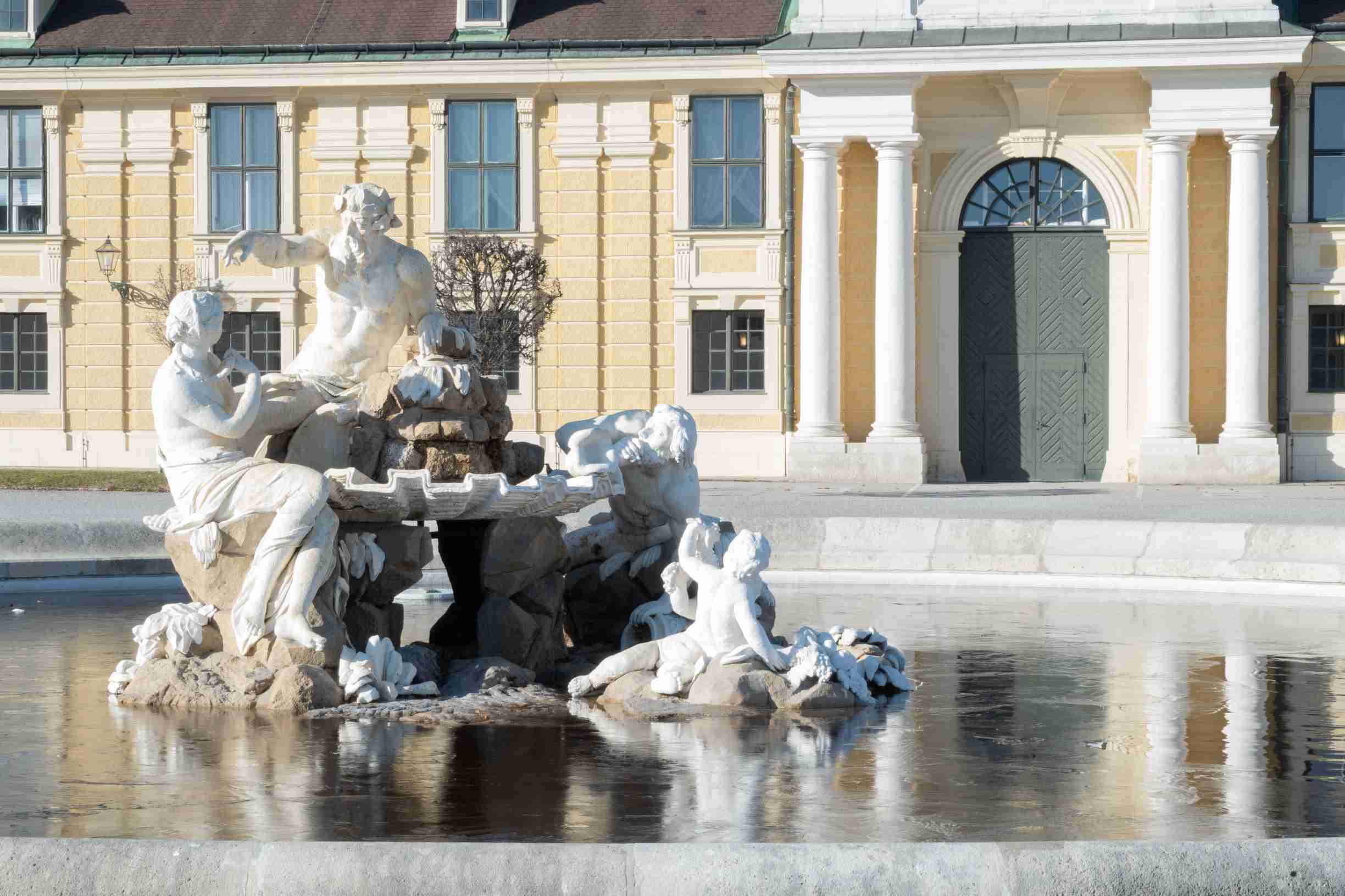La fontaine de la cour d'honneur devant le château de Schönbrunn