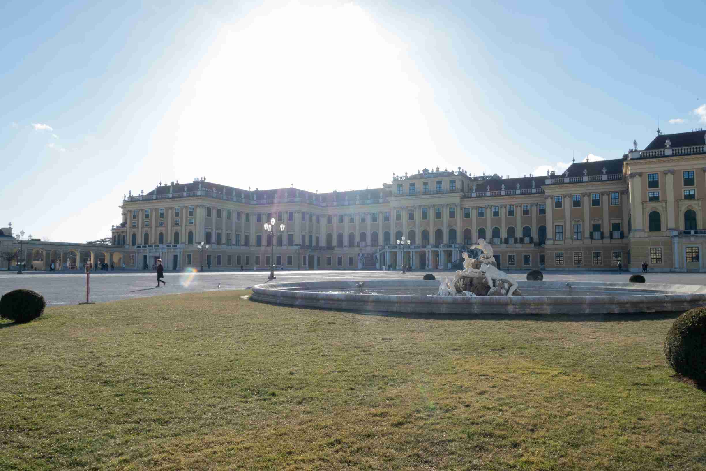 Vue globale sur la fontaine de la cour d'honneur et le château de Schönbrunn