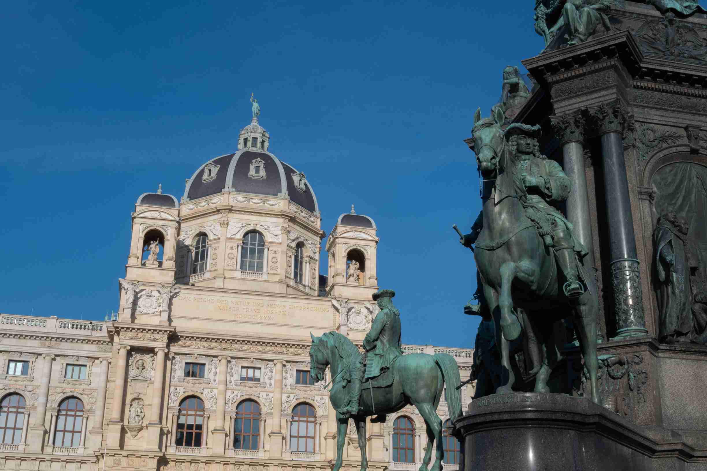 Vue sur le musée d'histoire naturelle de Vienne et la statue de Marie-Thérèse de Habsbourg