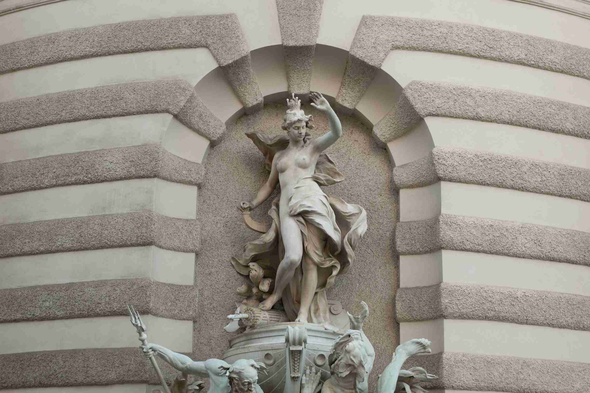 Statue d'une femme accolé au Michaelertrakt