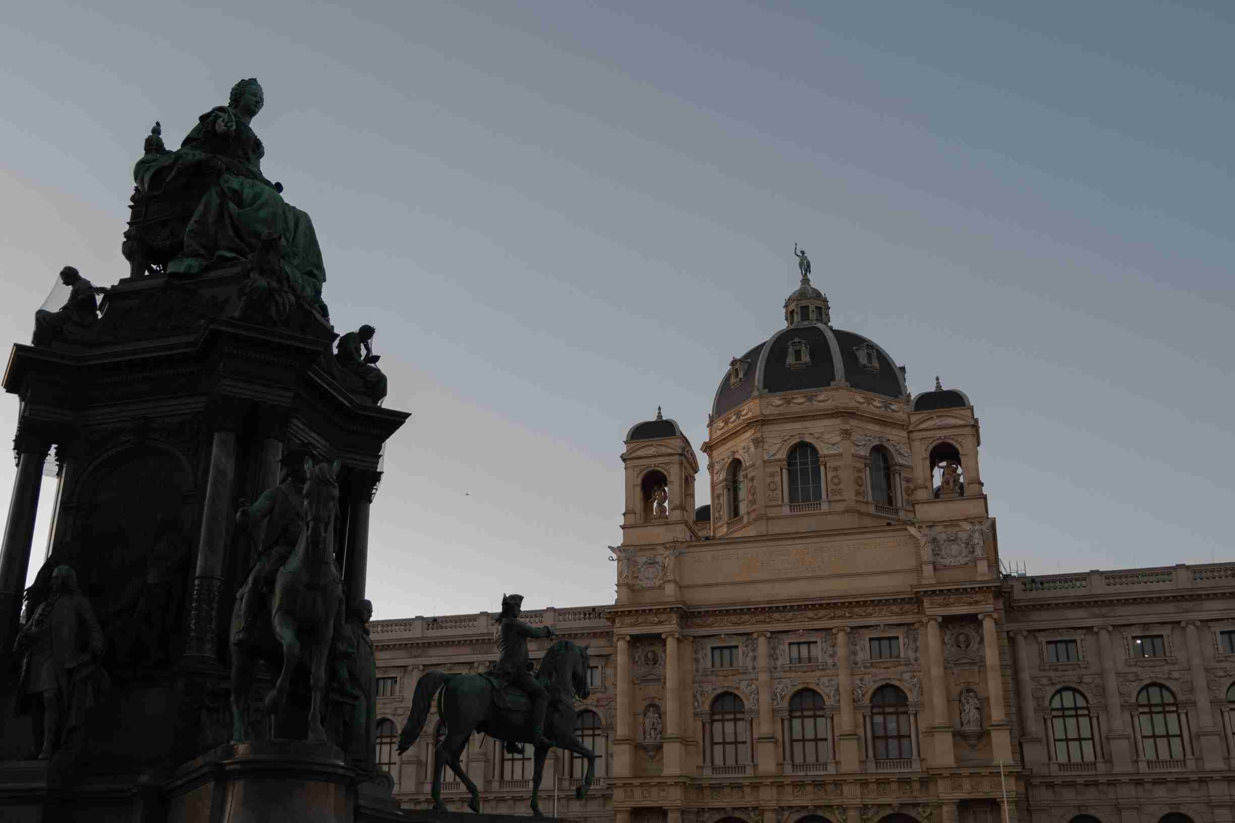 Le crépuscule sur la statue de Marie-Thérèse de Habsbourg et le musée d'histoire naturelle de Vienne
