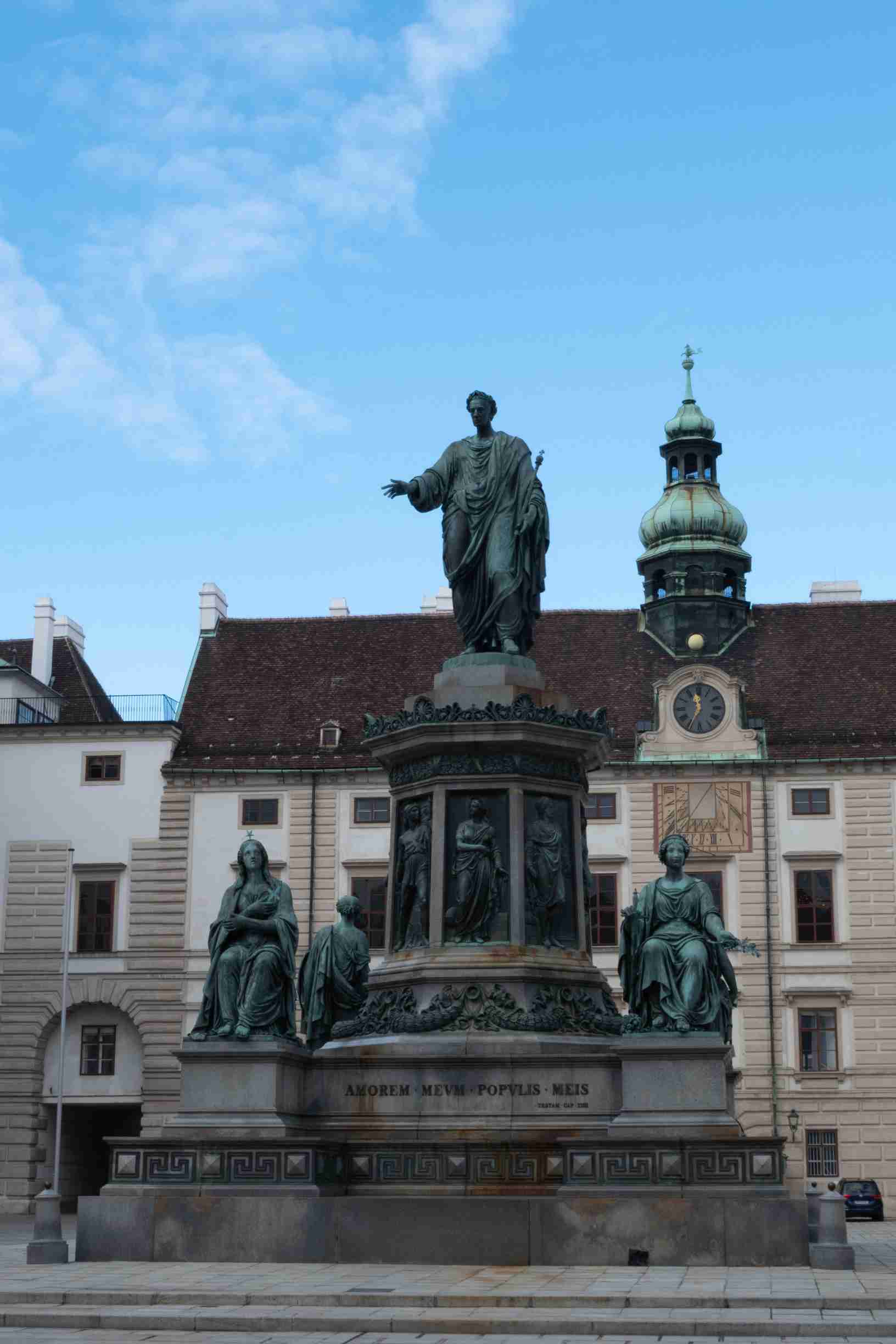 Le monument de l'empereur Franz I devant l'amalienburg dans le palais de la hofburg